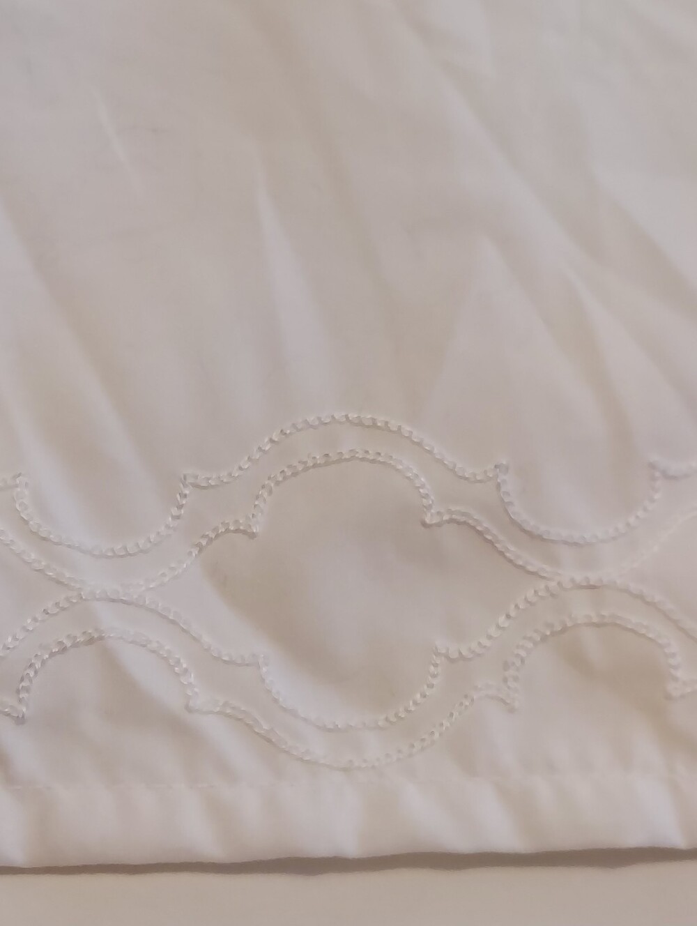 NWOT Better Homes & Gardens White Bedskirt, Queen/Full, Adjustable, Lightweight